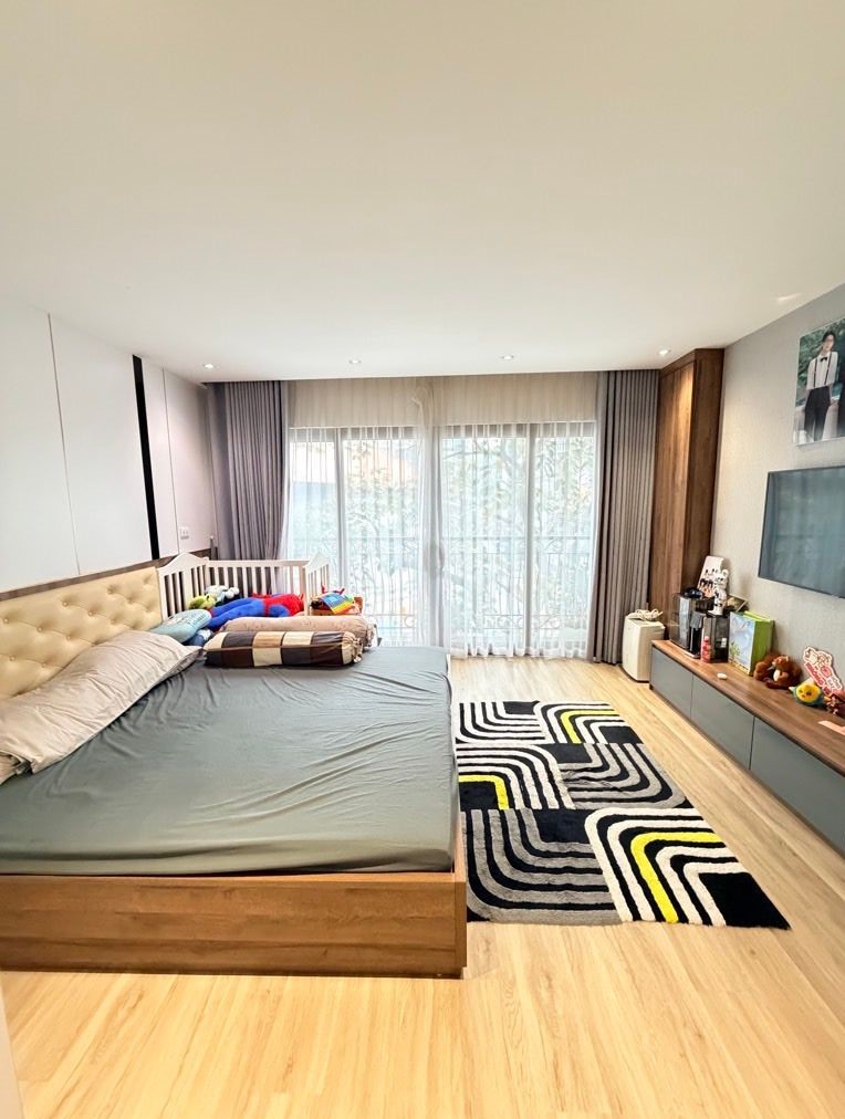 Bán nhà Huỳnh Thúc Kháng, ô tô tránh, vỉa hè kinh doanh sầm uất, kv dân trí cao, 56m2, giá chào 22,5 tỷ