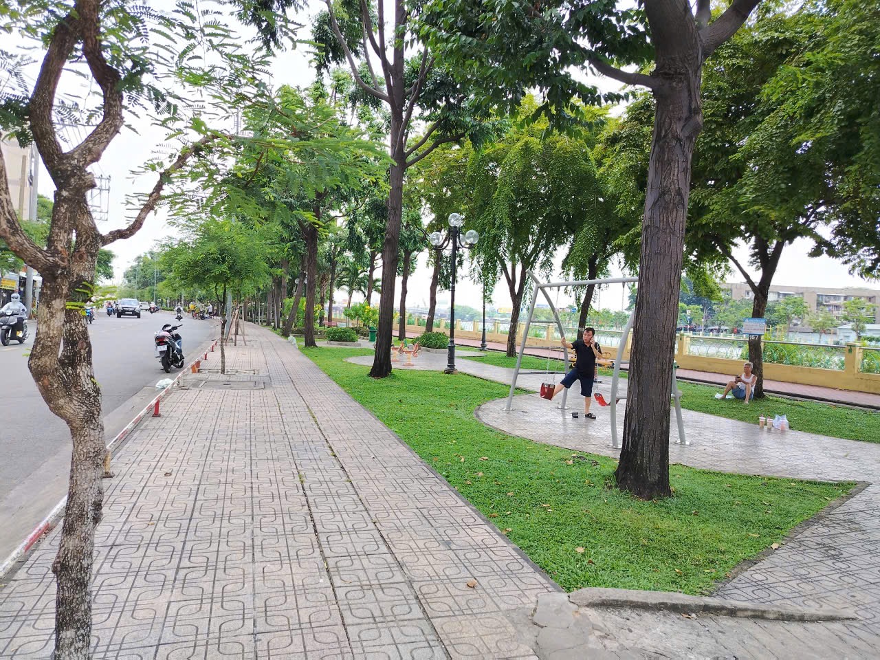 Bán nhà ngay công viên Tầm Vu - giáo xứ Thanh Đa, 111m2 - 6 tầng - giá 13.5 tỷ thương lượng