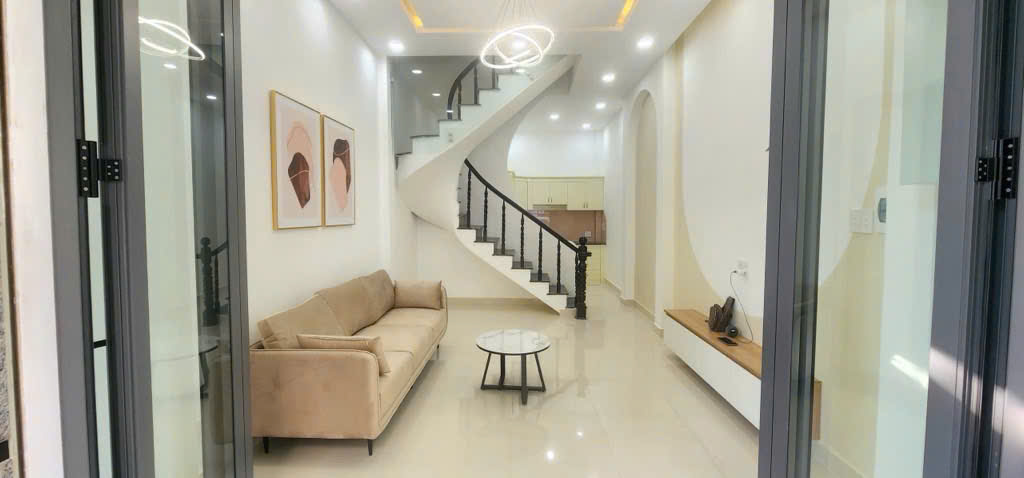 Bán nhà giá rẻ bất ngờ Phan Huy Ích, ngang 4m, 31m2, 3 tầng, tặng nội thất