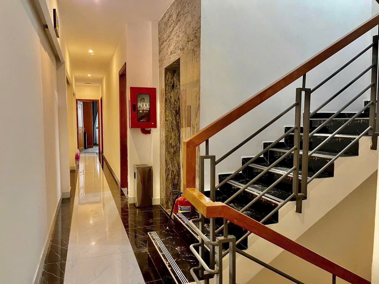 Bán căn hộ dịch vụ hẻm 8m Quang Trung ngang 6.7m 134m2 6 lầu, thang máy, giá bán 26 tỷ