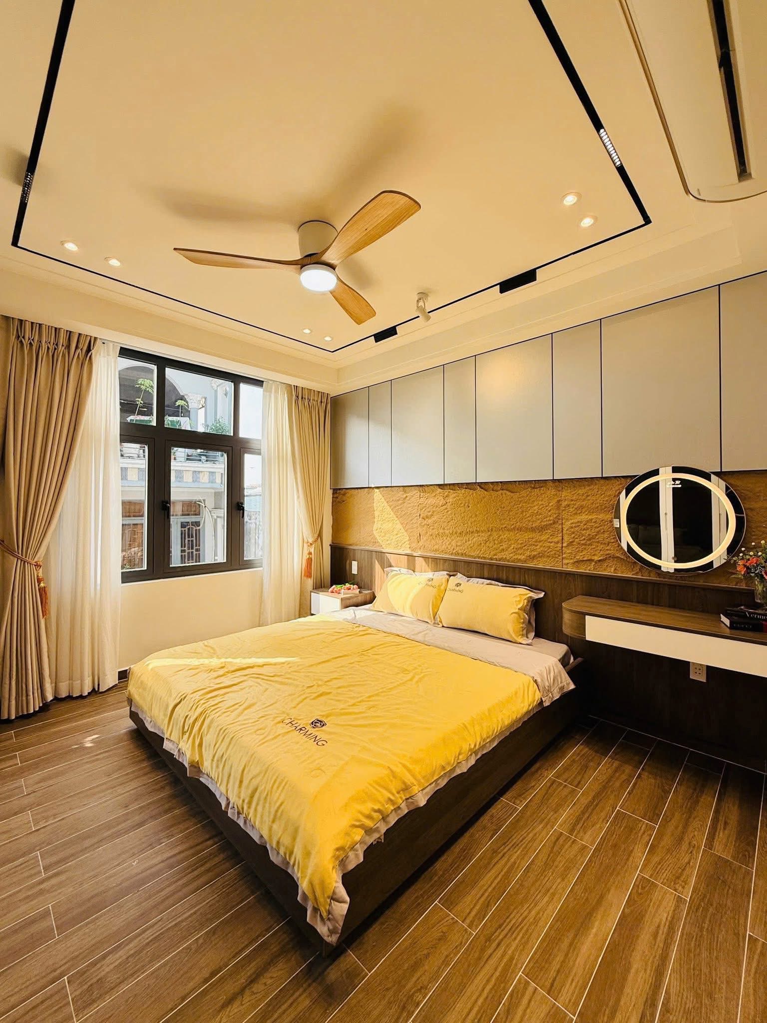 Bán nhà hẻm xe tải 52m2, 5 tầng, 4 ngủ ngay Emart