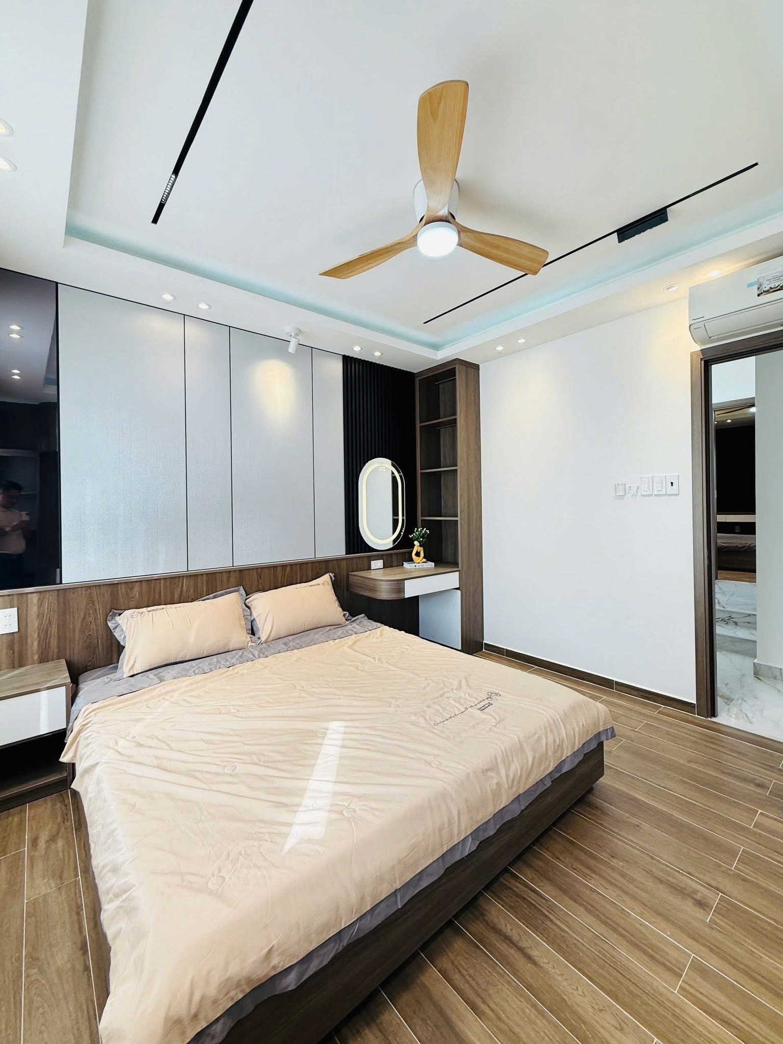 Bán nhà hẻm xe tải 52m2, 5 tầng, 4 ngủ ngay Emart