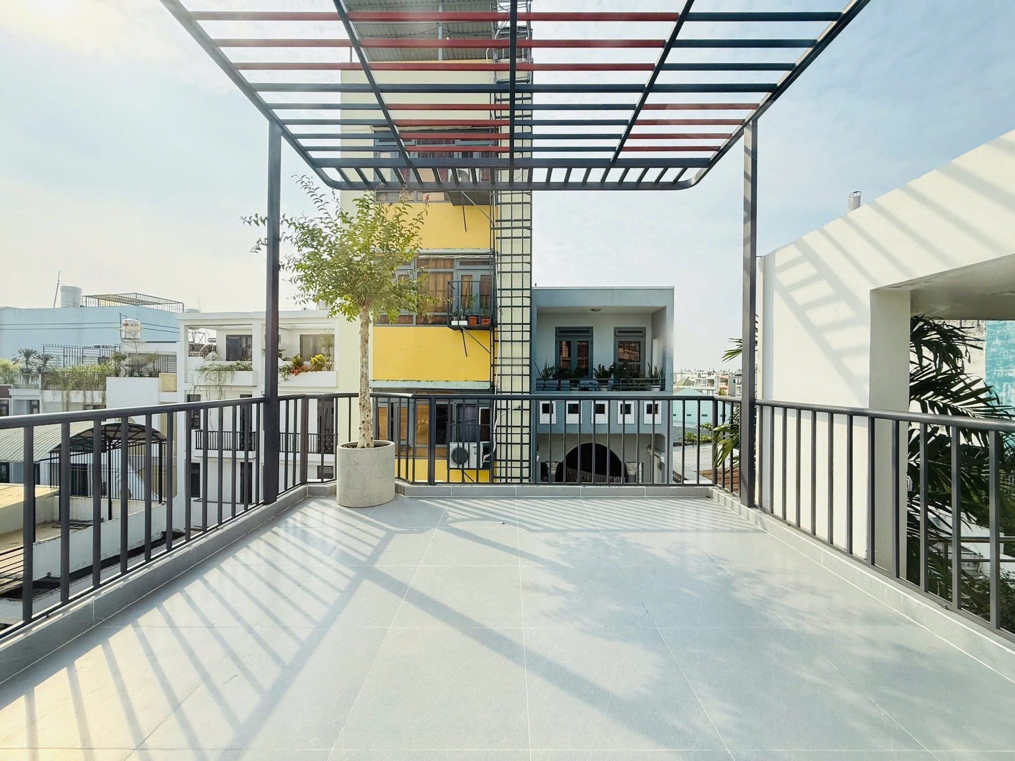 Bán nhà hẻm xe tải 52m2, 5 tầng, 4 ngủ ngay Emart