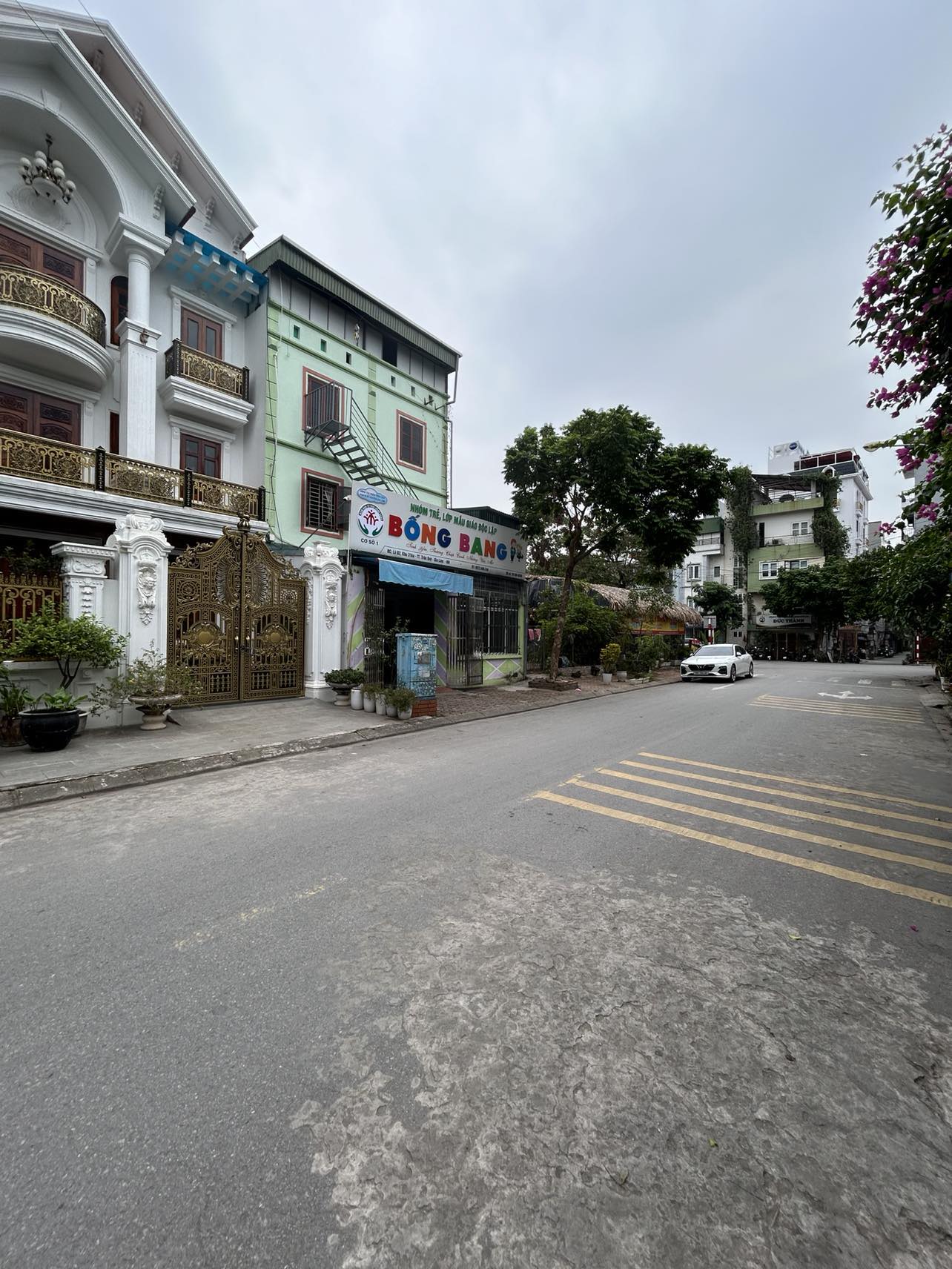 Cho thuê xưởng thị trấn Trâu Quỳ, Gia Lâm 100m2 đường 15m có gác xép, vỉa hè rộng