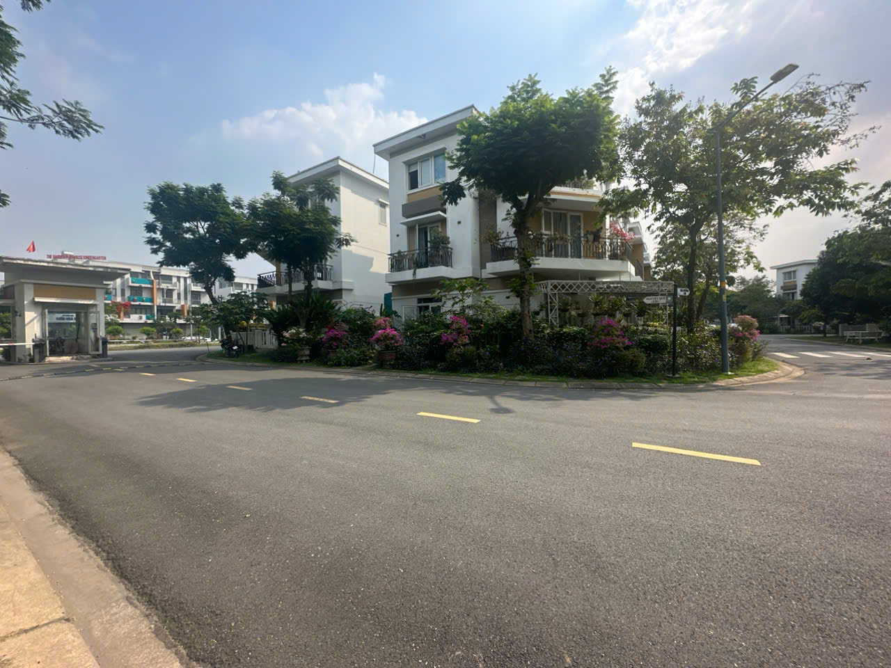 Chính chủ bán gấp nhà căn góc 2 mặt tiền view công viên – hồ bơi Lovera Park, Khang Điền, Bình Chánh