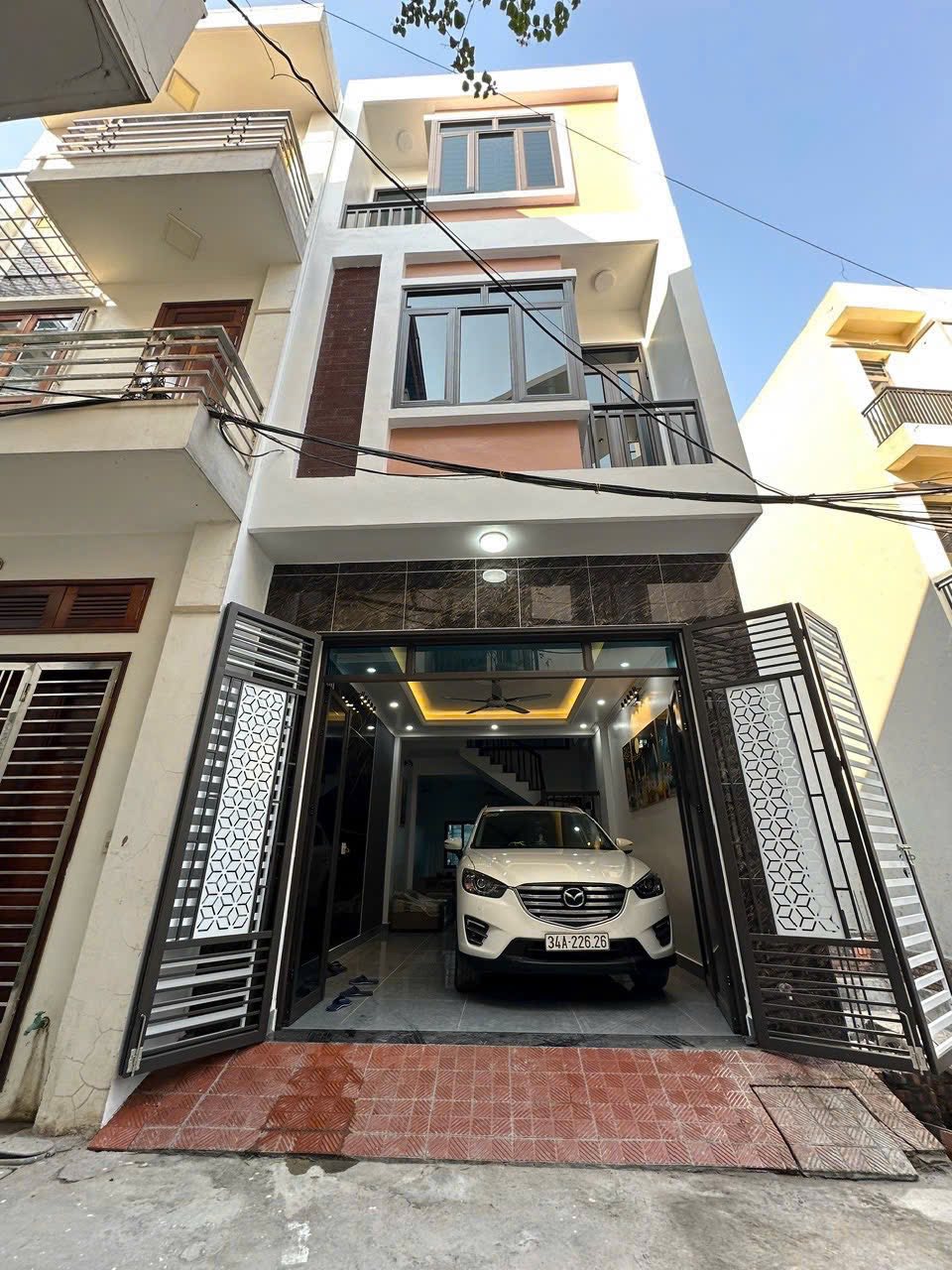 Bán căn nhà 3 tầng có gara oto ngõ phố Vũ Hựu, Thanh Bình, 50m2, ngang 4m, 3 ngủ