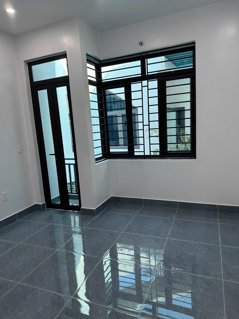 Bán căn nhà 3 tầng có gara oto ngõ phố Vũ Hựu, Thanh Bình, 50m2, ngang 4m, 3 ngủ