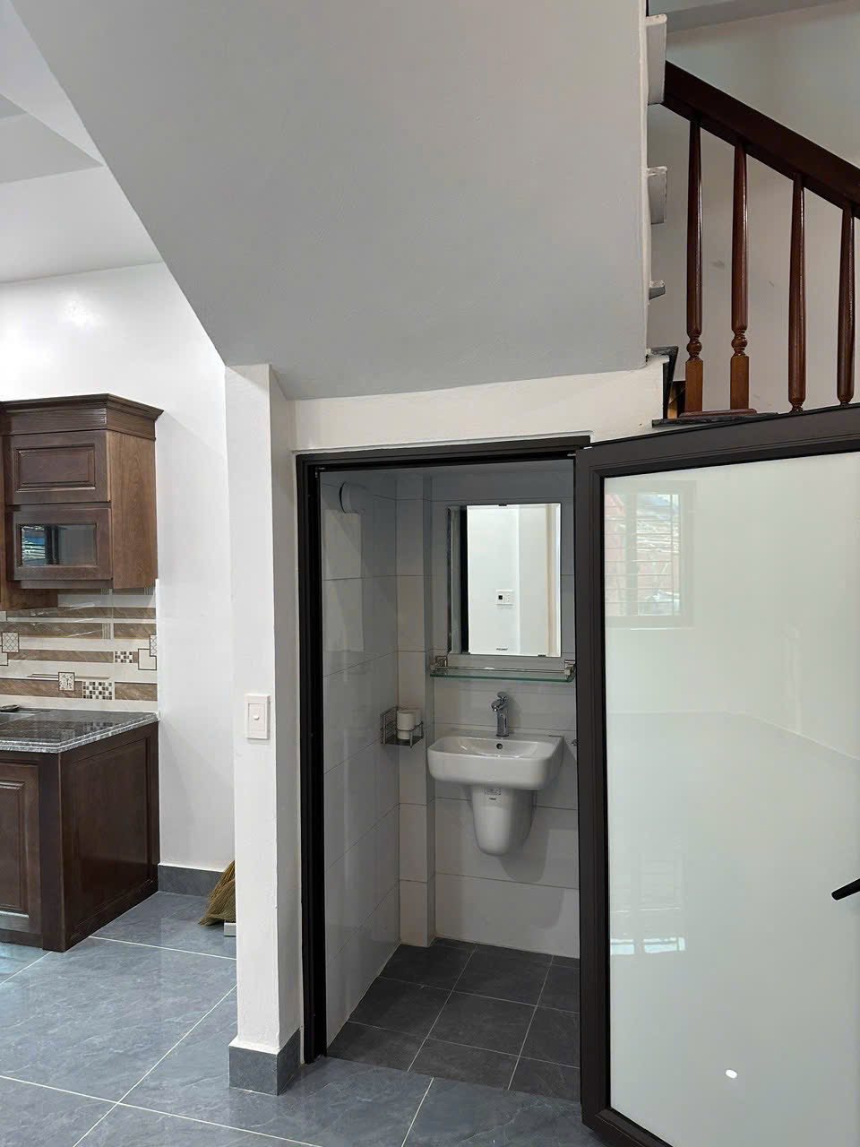 Bán căn nhà 3 tầng có gara oto ngõ phố Vũ Hựu, Thanh Bình, 50m2, ngang 4m, 3 ngủ