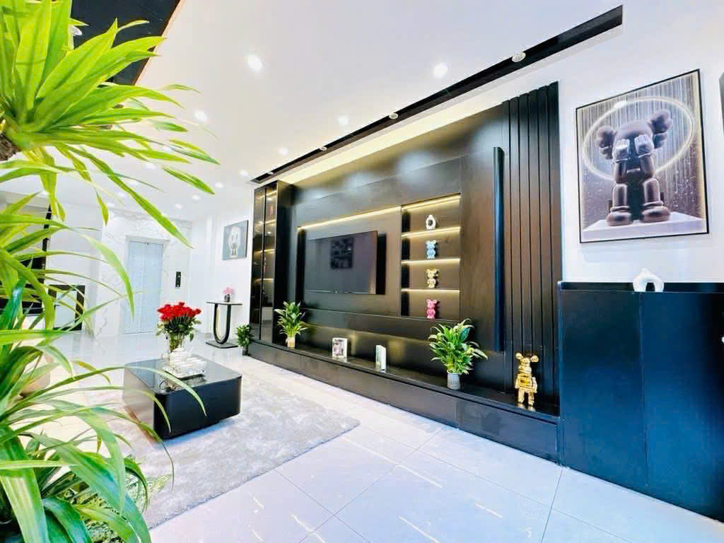 Cho thuê nhà Dương Văn Bé, Hai Bà Trưng nhà đẹp, thang máy 45m2 x 5 tầng giá 16 triệu/tháng