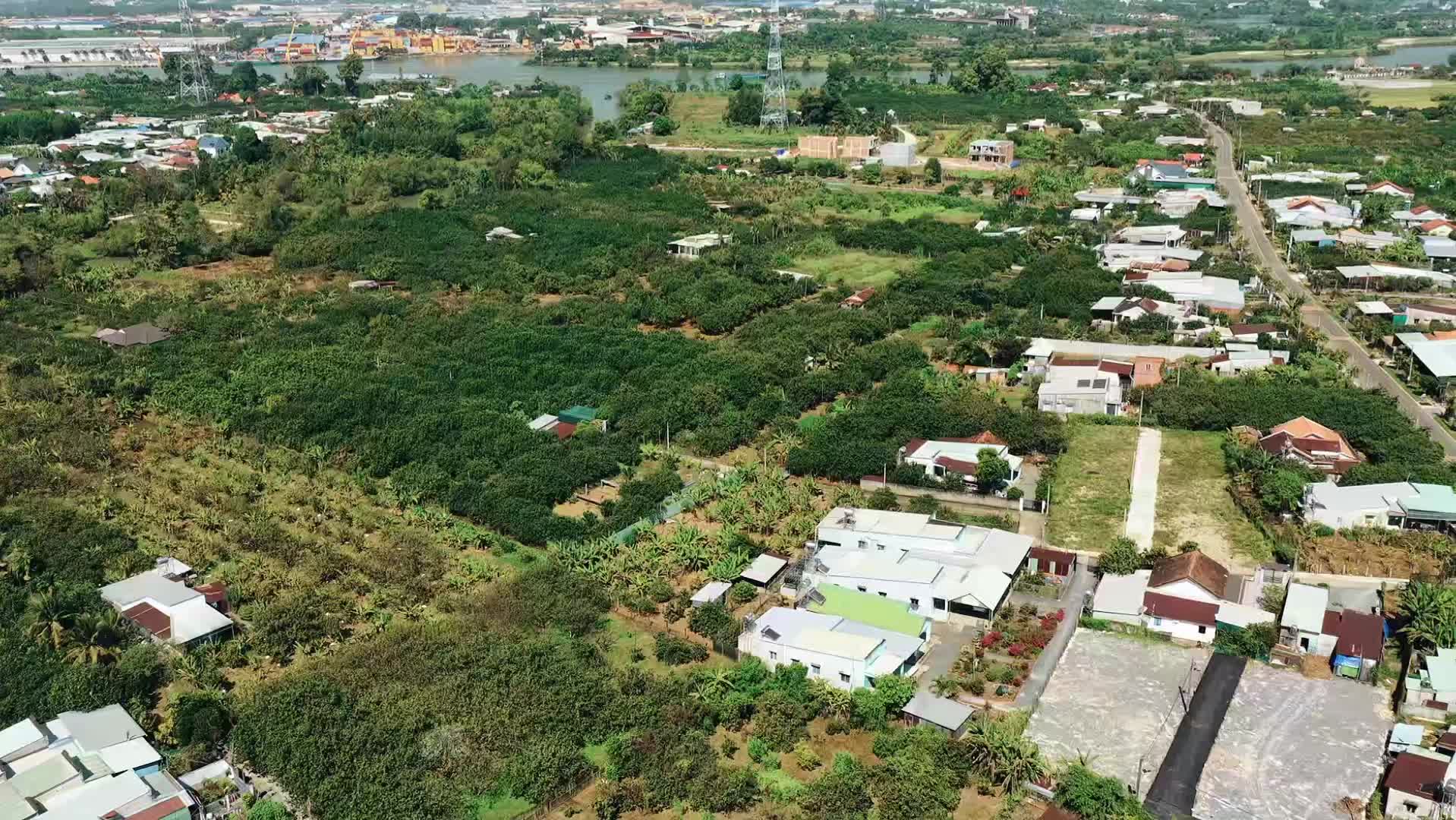 Nhượng lại 3 miếng đất liền kề hơn 1,2 ha gần sông khu vực Tân Triều