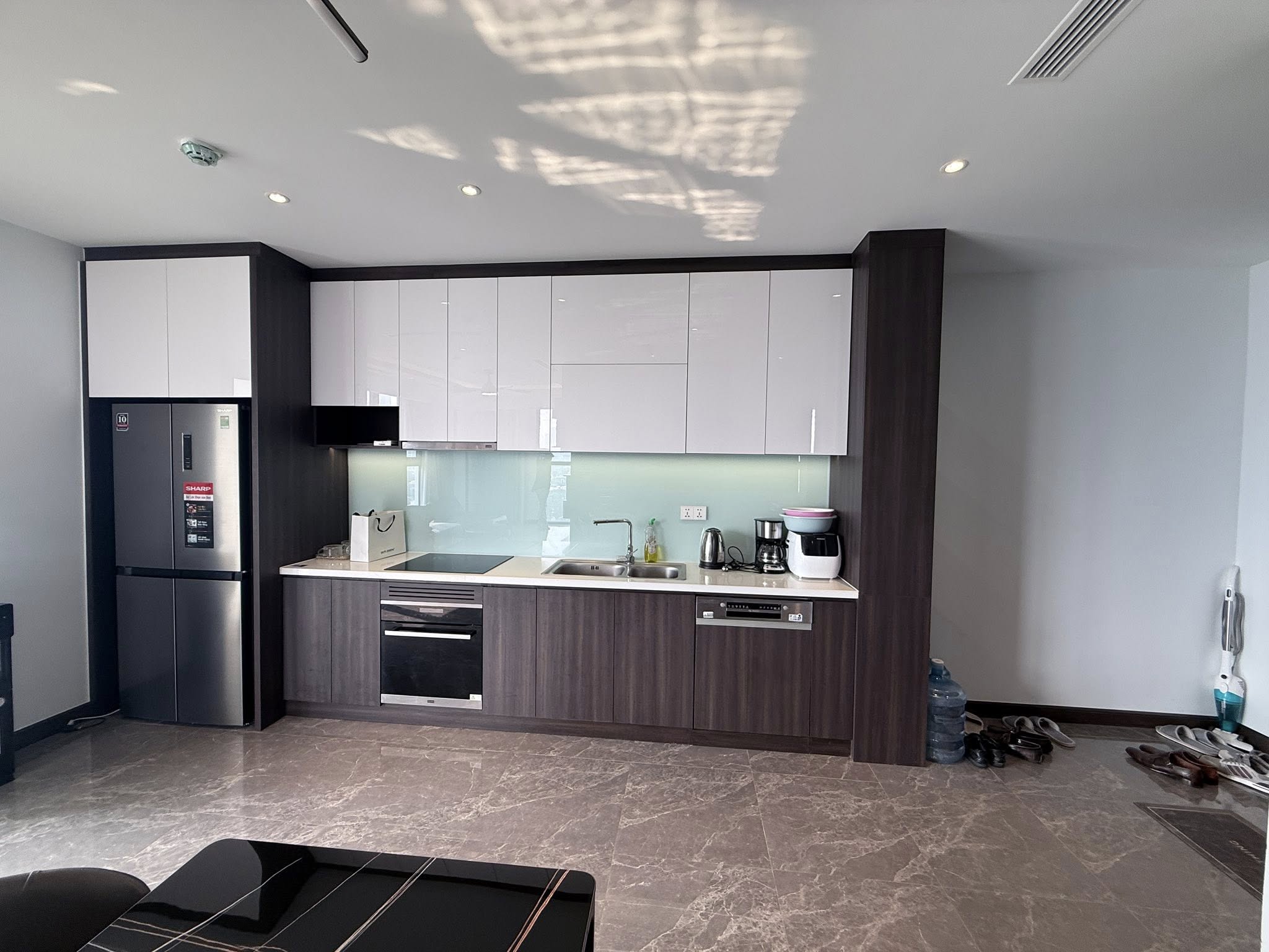 Bán chung cư cao cấp Lô góc, 2 phòng ngủ, 2wc, diện tích 75m2, The Gloria by Silk Path, 8 Nguyên Hồng, giá 12,8 tỷ