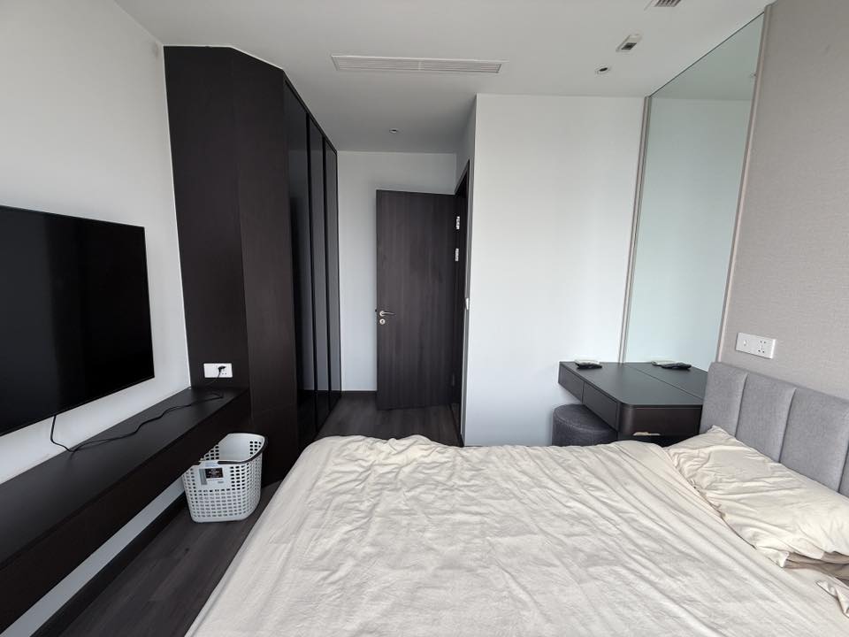 Bán chung cư cao cấp Lô góc, 2 phòng ngủ, 2wc, diện tích 75m2, The Gloria by Silk Path, 8 Nguyên Hồng, giá 12,8 tỷ