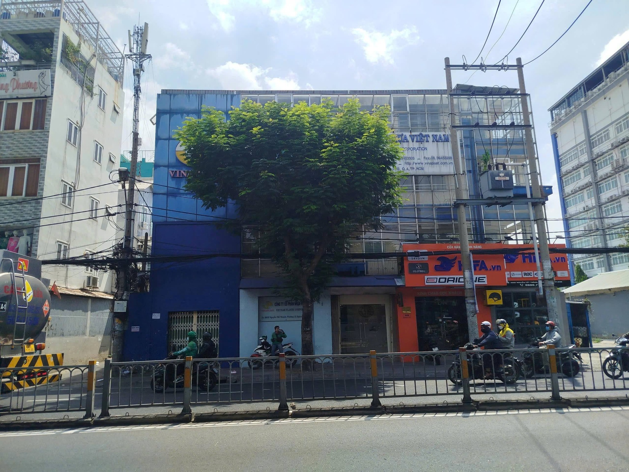 Cho thuê gấp mặt tiền Nguyễn Tất Thành, quận 4, tổng 540m2, giá 150 triệu