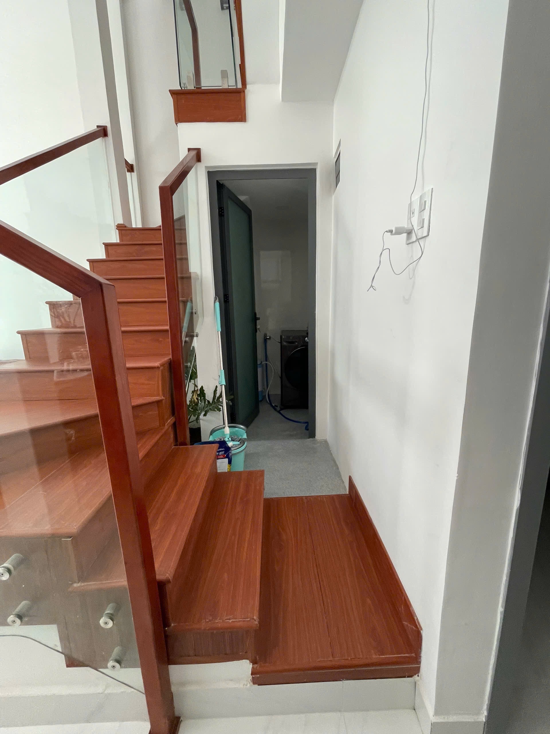 Nhà đẹp 3 tầng kiên cố đã hoàn công tại phường Nha Trang, có bãi đỗ xe ô tô cạnh nhà