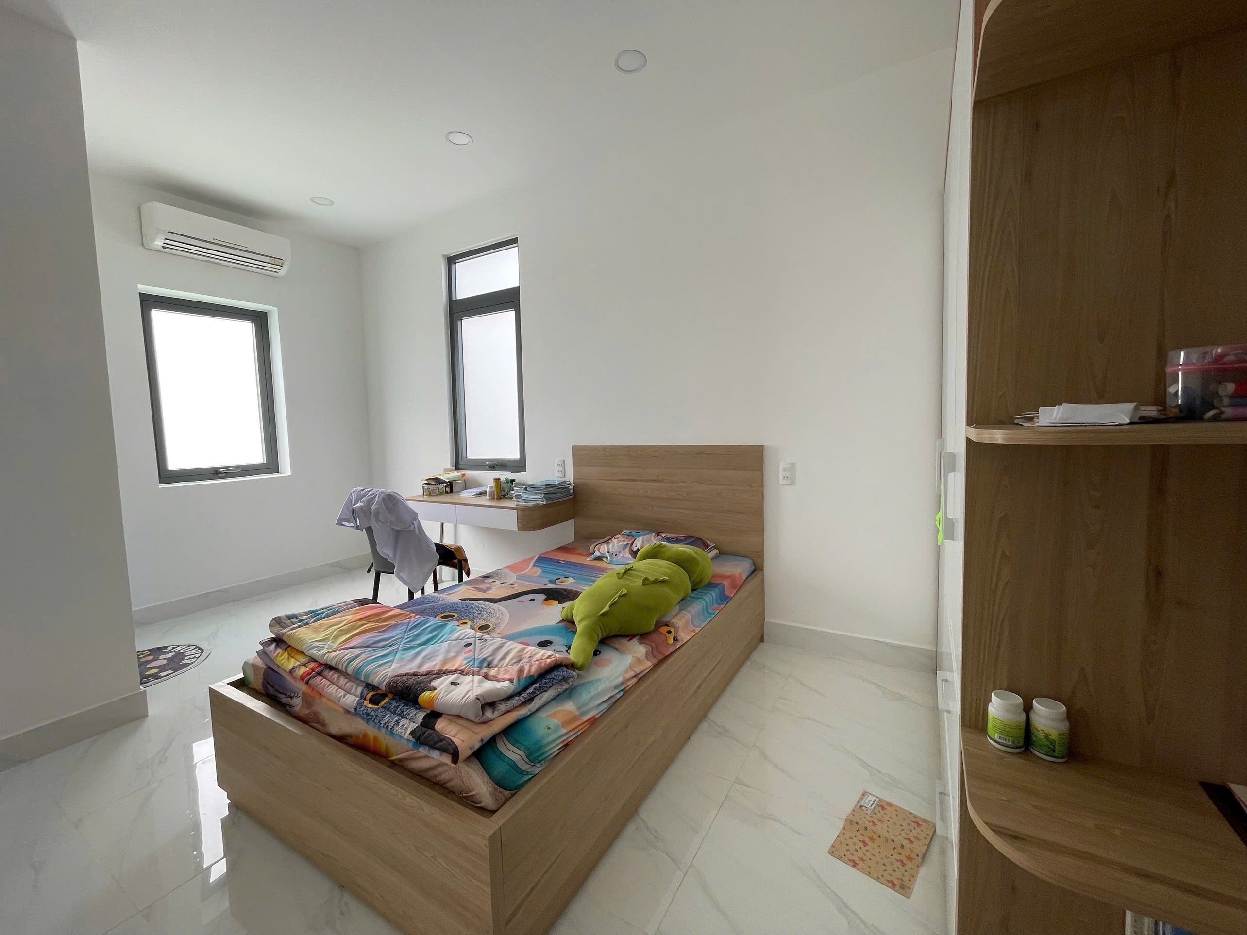 Nhà đẹp 3 tầng kiên cố đã hoàn công tại phường Nha Trang, có bãi đỗ xe ô tô cạnh nhà