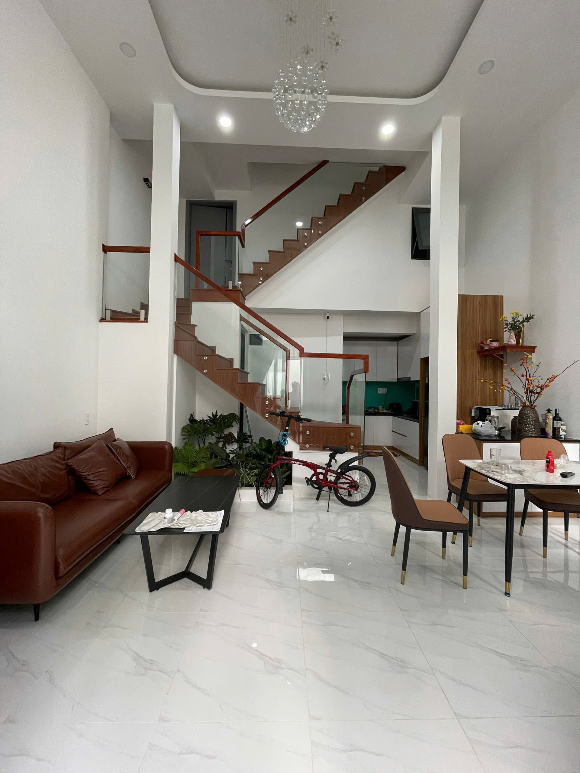 Nhà đẹp 3 tầng kiên cố đã hoàn công tại phường Nha Trang, có bãi đỗ xe ô tô cạnh nhà