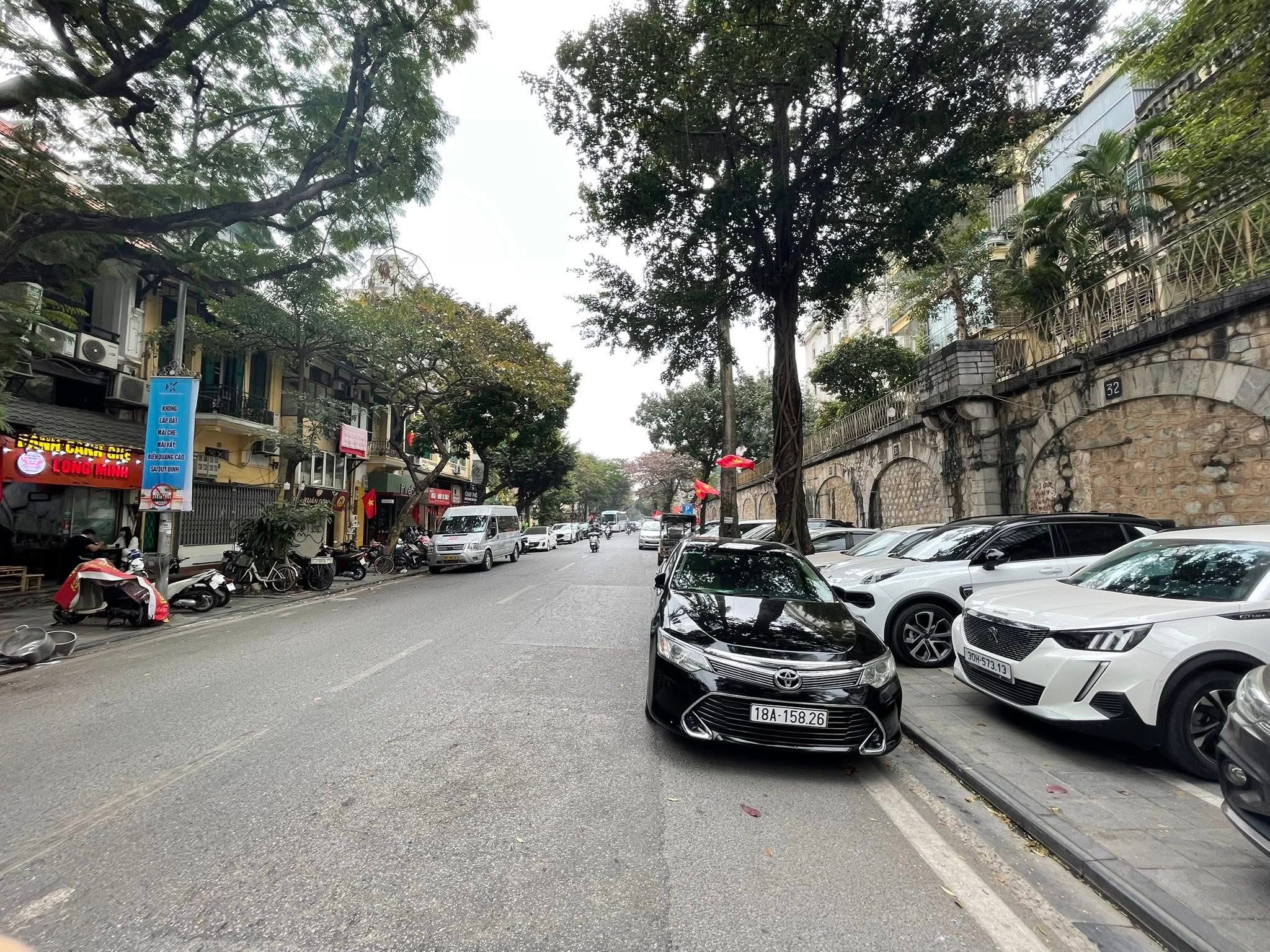 Bán nhà phố cổ Phùng Hưng sát Hàng Mã, vỉa hè kinh doanh ngày đêm, khu vực đông khách du lịch