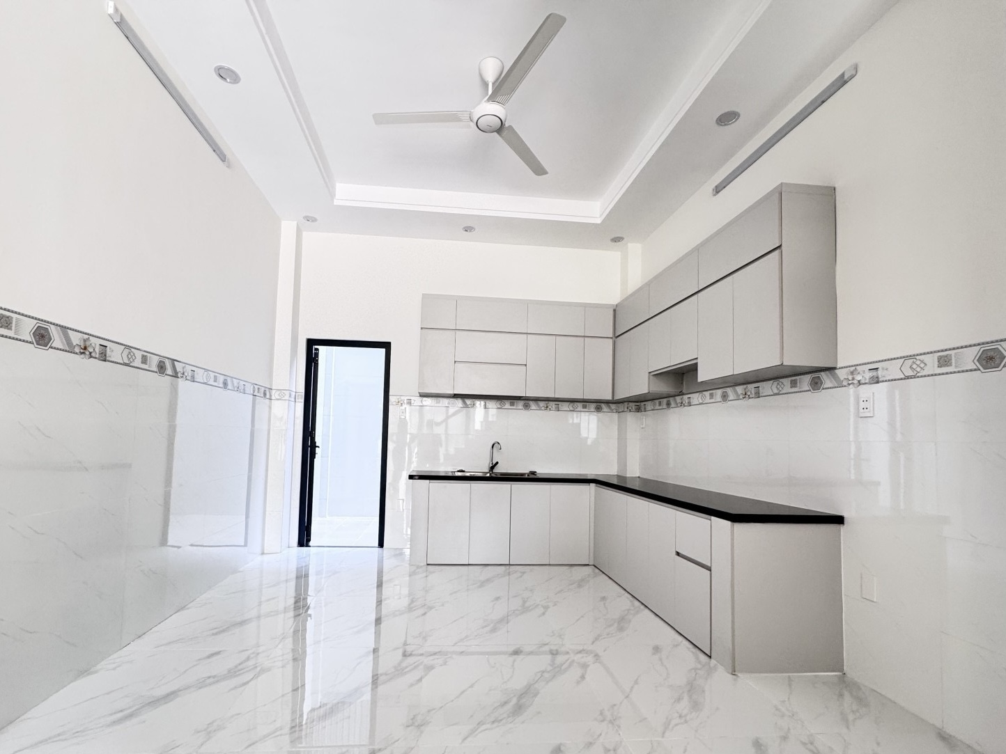 Bán nhà Nguyễn Xiển, diện tích 74m2, nhà 4 lầu giá bán 5,8 tỷ, 4 phòng ngủ mới keng, hẻm ô tô 5m