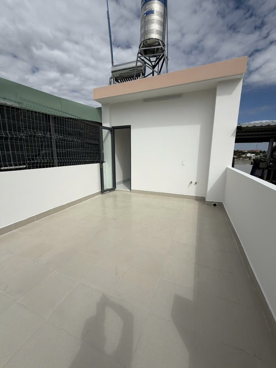 Bán nhà Nguyễn Xiển, diện tích 74m2, nhà 4 lầu giá bán 5,8 tỷ, 4 phòng ngủ mới keng, hẻm ô tô 5m