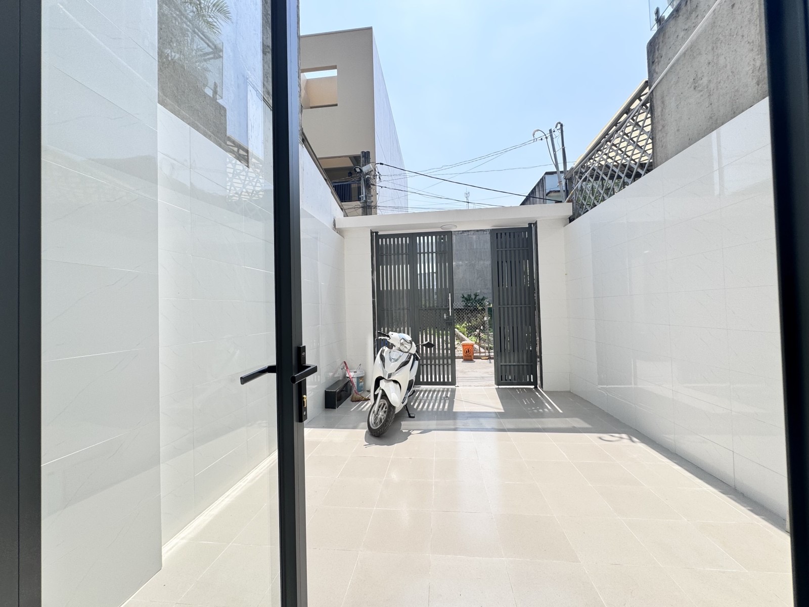 Bán nhà Nguyễn Xiển, diện tích 74m2, nhà 4 lầu giá bán 5,8 tỷ, 4 phòng ngủ mới keng, hẻm ô tô 5m