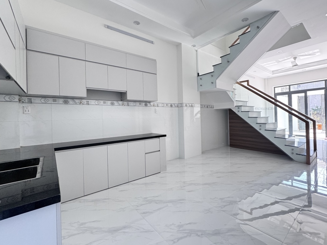 Bán nhà Nguyễn Xiển, diện tích 74m2, nhà 4 lầu giá bán 5,8 tỷ, 4 phòng ngủ mới keng, hẻm ô tô 5m