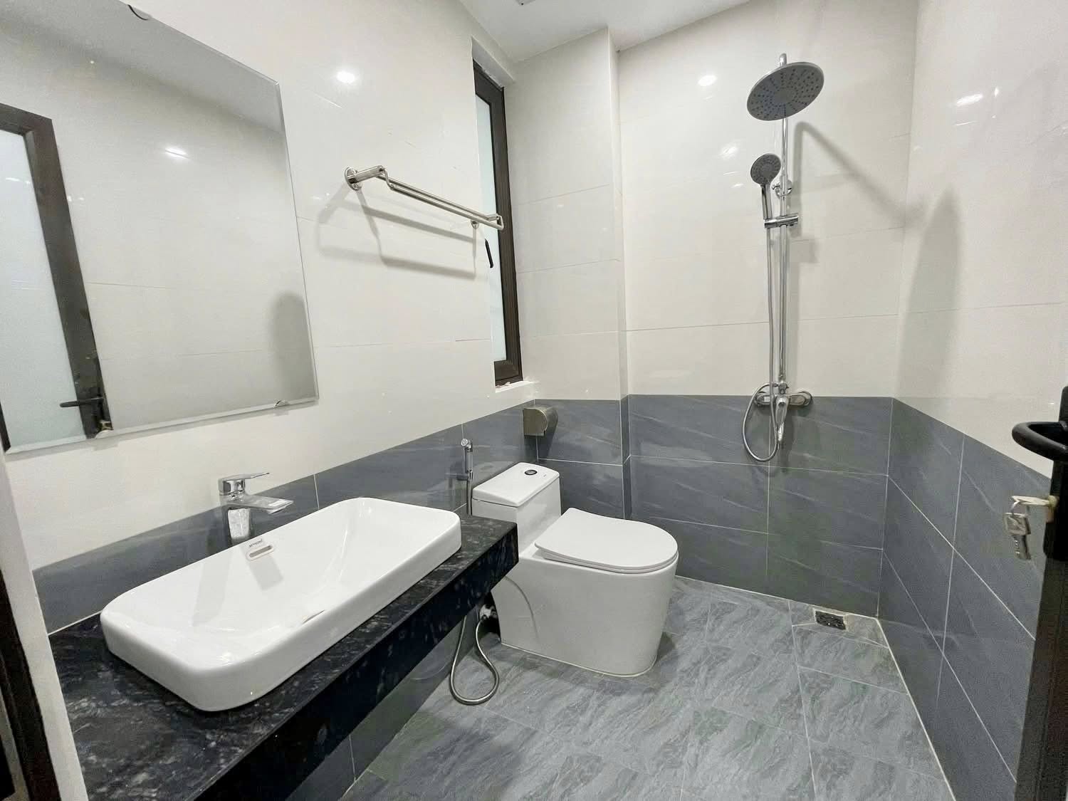 Bán nhà Di Trạch xây 5 tầng, 3 ngủ, ngõ rộng gần đường lớn ô tô đỗ, giá 4.8 tỷ