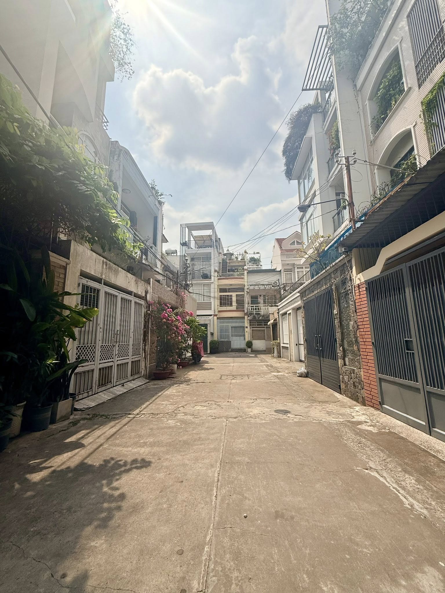 Vị trí phố kinh doanh Đặng Văn Ngữ - 80m2 3 tầng, ngang gần 6m, xe hơi đỗ cửa chỉ 11.5 tỷ