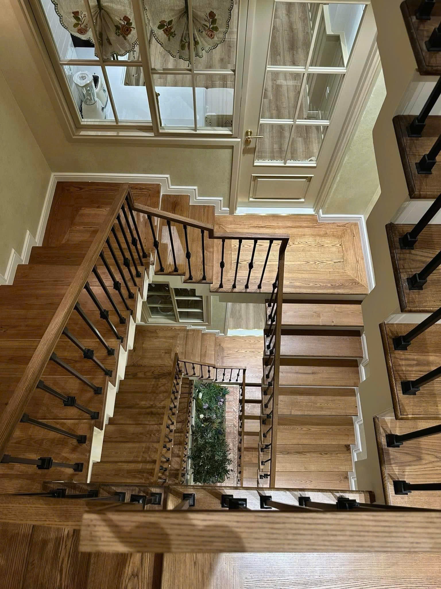 Bán nhà mặt tiền Nguyễn Thiện Thuật, khu phố Tây Nha Trang có thang máy kinh doanh tốt