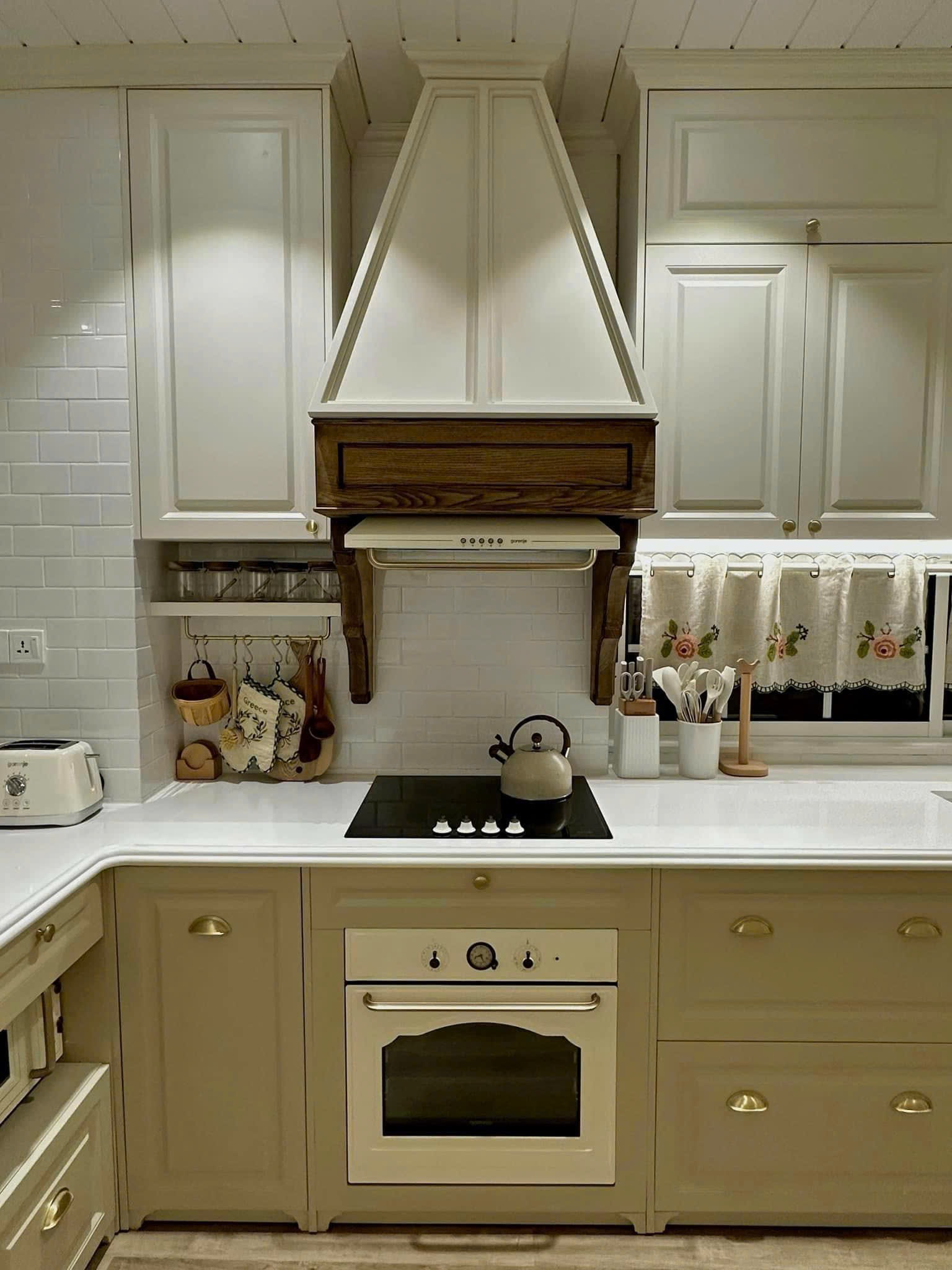 Bán nhà mặt tiền Nguyễn Thiện Thuật, khu phố Tây Nha Trang có thang máy kinh doanh tốt