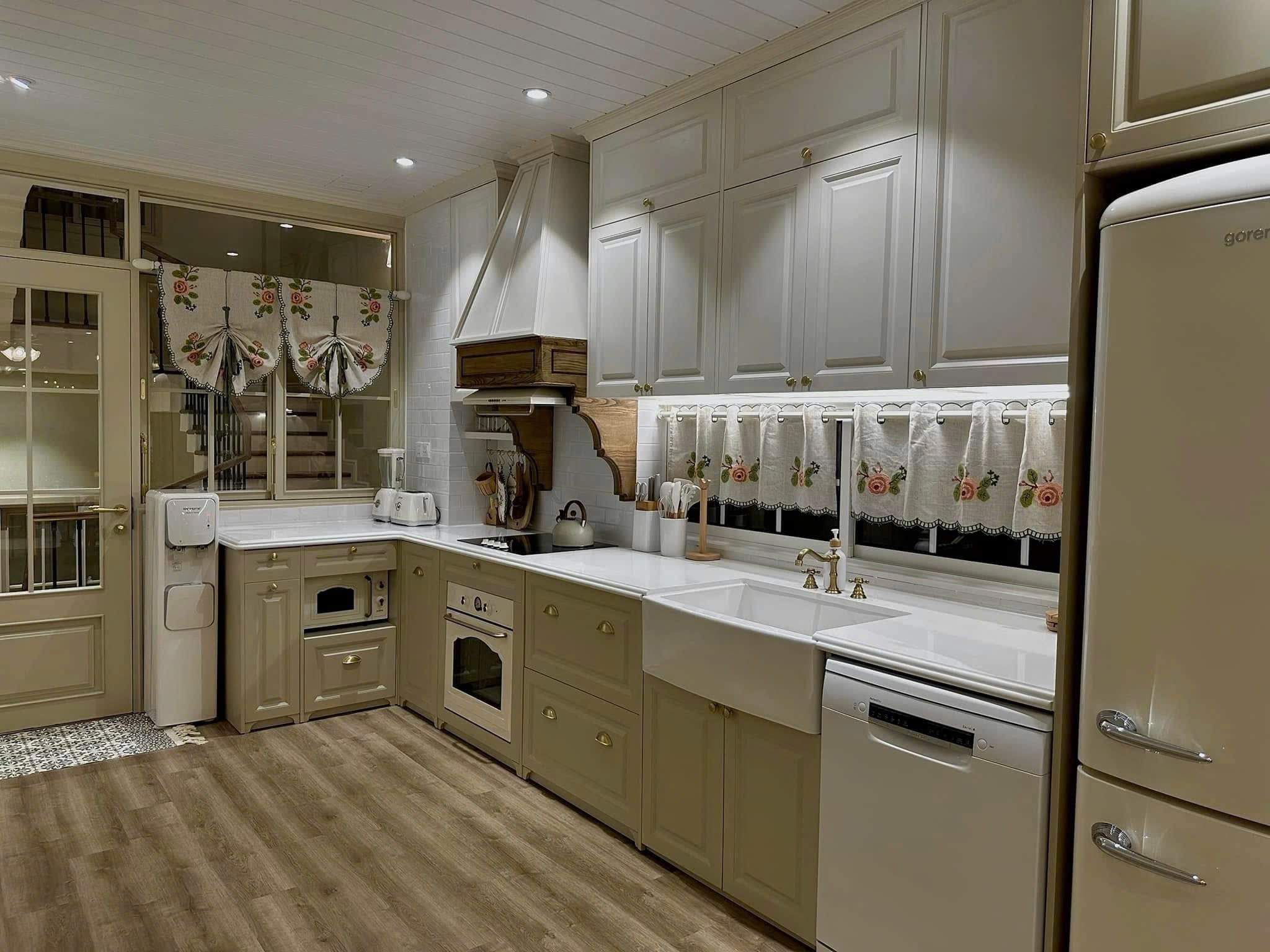 Bán nhà mặt tiền Nguyễn Thiện Thuật, khu phố Tây Nha Trang có thang máy kinh doanh tốt