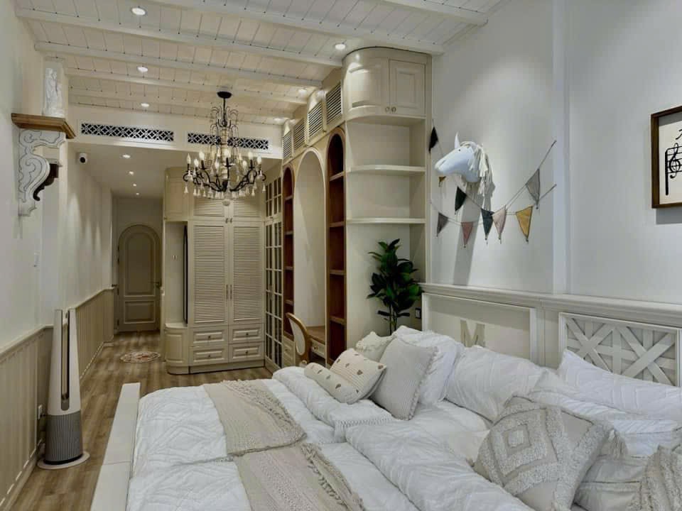 Bán nhà mặt tiền Nguyễn Thiện Thuật, khu phố Tây Nha Trang có thang máy kinh doanh tốt