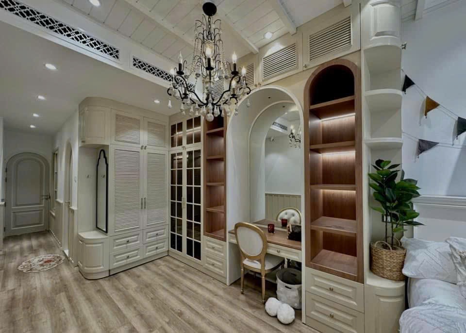 Bán nhà mặt tiền Nguyễn Thiện Thuật, khu phố Tây Nha Trang có thang máy kinh doanh tốt