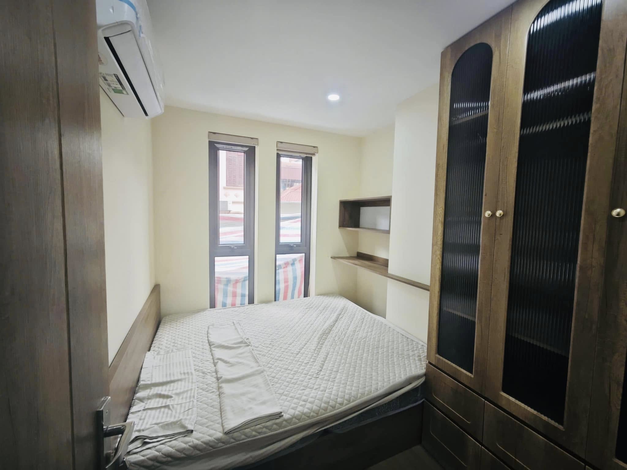 Bán tòa nhà phố Hoàng Hoa Thám, Ba Đình 300m2, 8 tầng, thang máy.