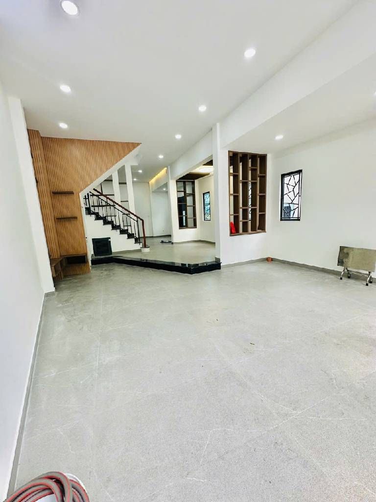 Khu vực hạ tầng đồng bộ, xung quanh không thiếu thứ gì từ trường học quốc tế đến bệnh viện lớn