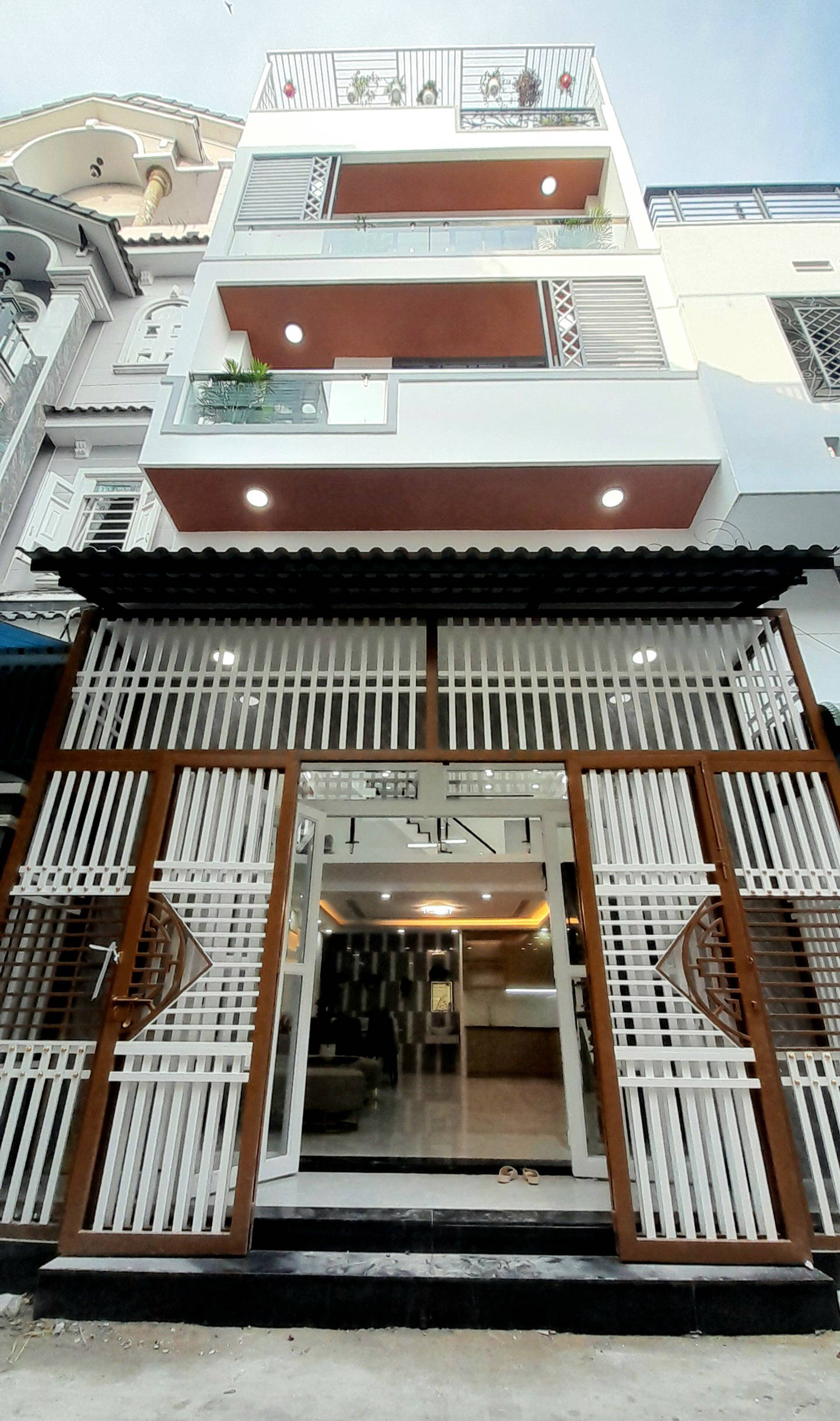 Nhà sát chợ Bình Long, hẻm 5m, 58m2, ngang 5.3m, 4 tầng, 4 ngủ, giá 6.35 tỷ