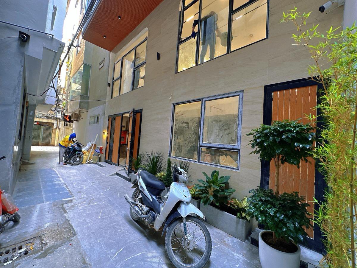 Bán tòa nhà căn hộ dịch vụ đường Hoàng Văn Thái, 8 tầng, thang máy, gara ô tô, 23 phòng