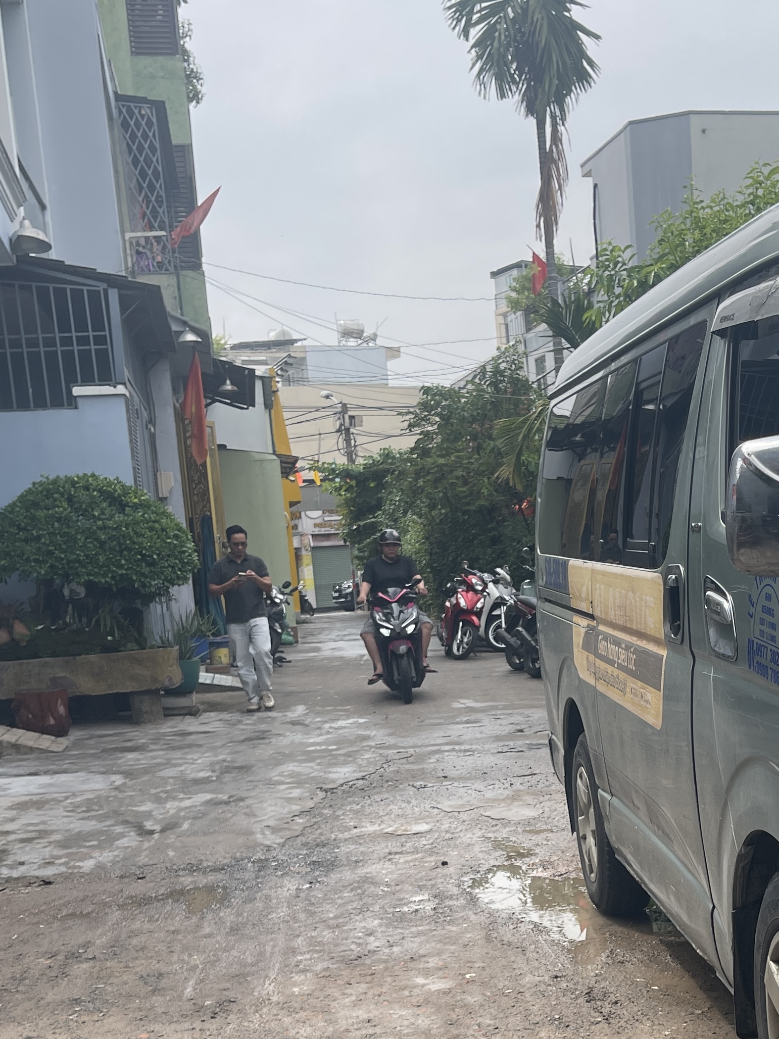 Hẻm xe hơi Đỗ Xuân Hợp nhà 3 phòng ngủ, cách mặt tiền 50m cho thuê 10 triệu