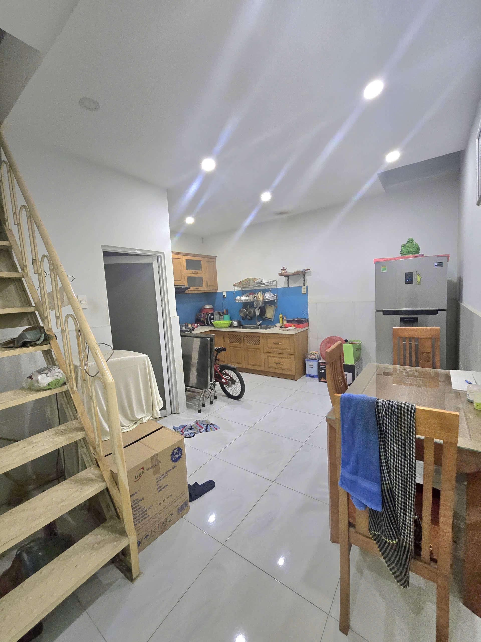 Nhà trệt, lửng cứng cáp mới keng mua ở ngay, 3 ngủ, trệt, 2 ngủ, lửng 1 ngủ, sân trước để ô tô