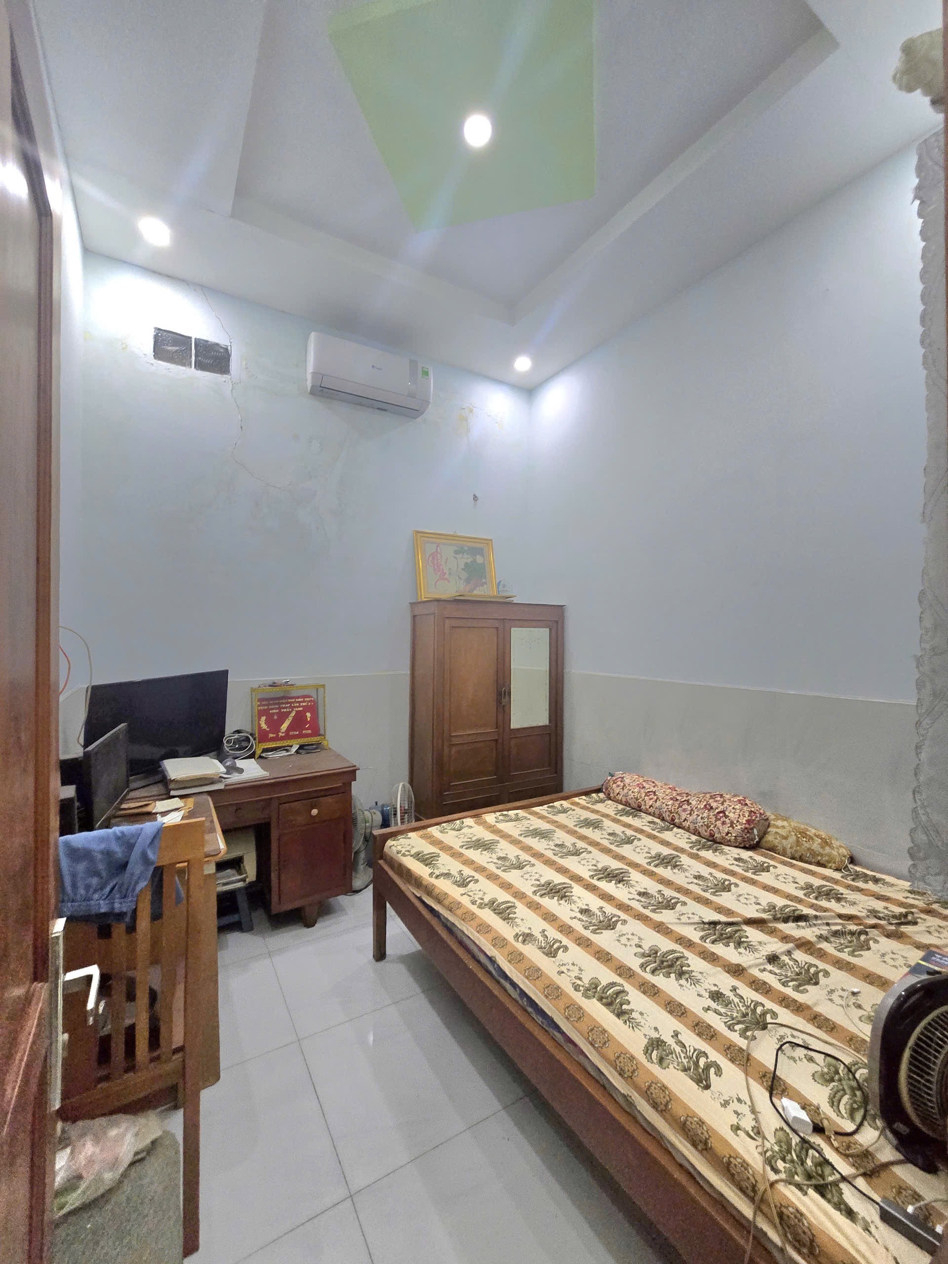 Nhà trệt, lửng cứng cáp mới keng mua ở ngay, 3 ngủ, trệt, 2 ngủ, lửng 1 ngủ, sân trước để ô tô