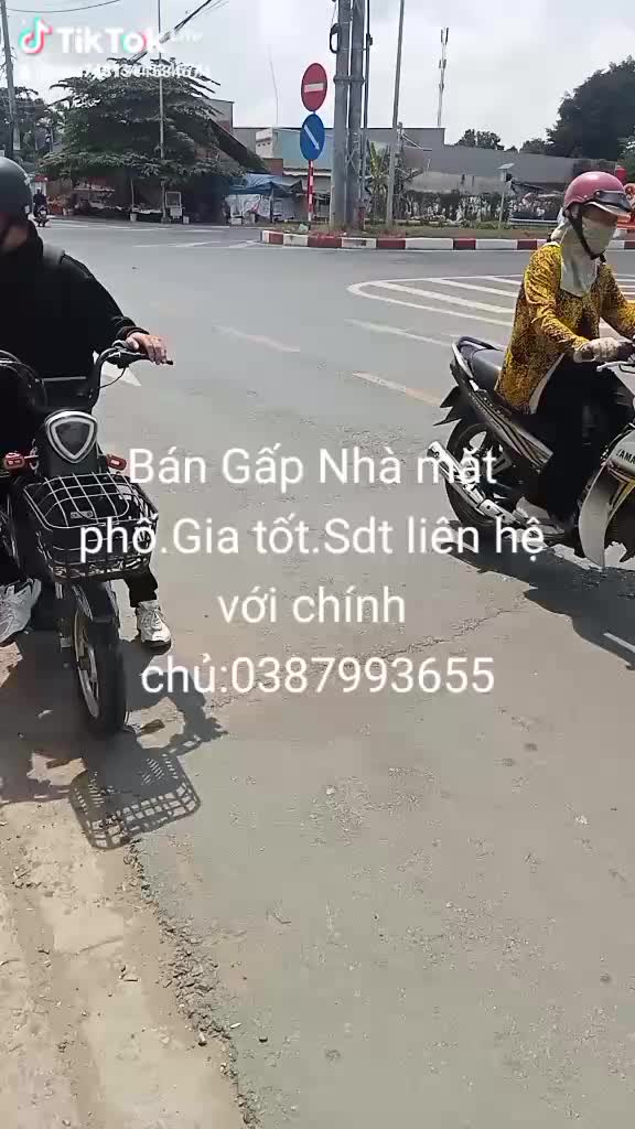 Nhà nằm ở mặt phố ngang qua nhà là đường Quốc lộ N1, chạy qua cầu Châu Đốc