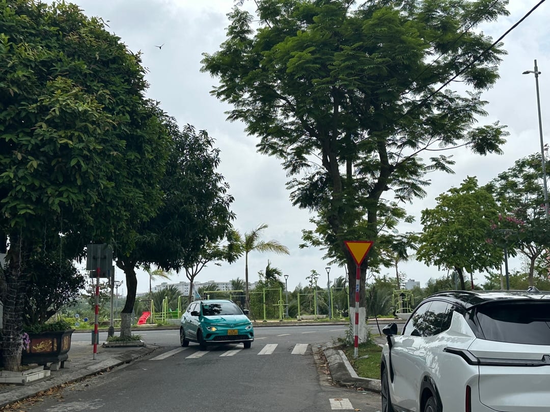 Bán nhà mặt tiền Nguyễn Thế Lịch, đối diện công viên – gần sông Thăng Long, khu dân cư đẹp