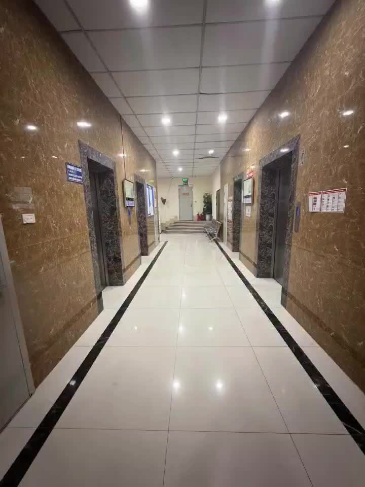 Bán căn chung cư 2 phòng ngủ, 2wc, ban công đông nam, view Hồ Tây