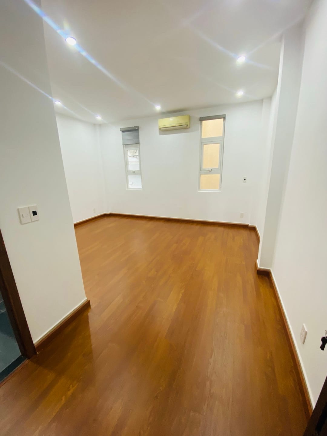 Nhà 3 tầng, 3 mê kiên cố, thiết kế hiện đại, tối ưu không gian – vào ở ngay