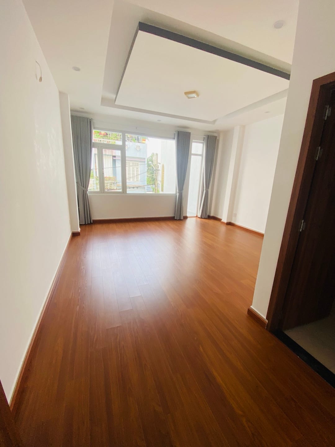 Nhà 3 tầng, 3 mê kiên cố, thiết kế hiện đại, tối ưu không gian – vào ở ngay