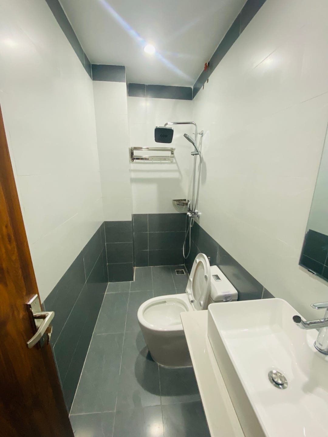 Nhà 3 tầng, 3 mê kiên cố, thiết kế hiện đại, tối ưu không gian – vào ở ngay