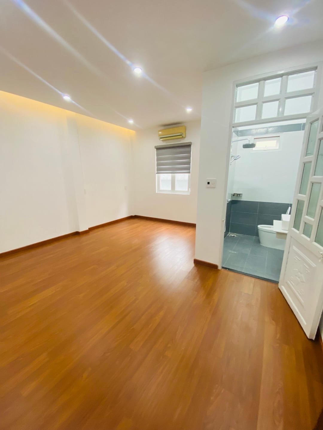 Nhà 3 tầng, 3 mê kiên cố, thiết kế hiện đại, tối ưu không gian – vào ở ngay