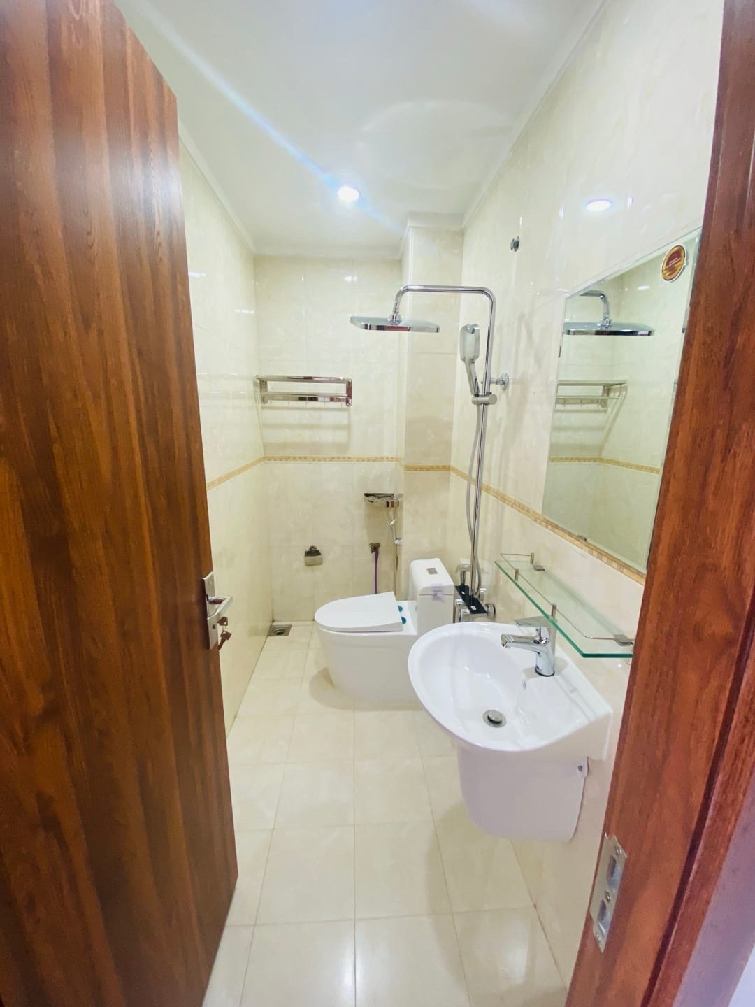 Nhà 3 tầng, 3 mê kiên cố, thiết kế hiện đại, tối ưu không gian – vào ở ngay