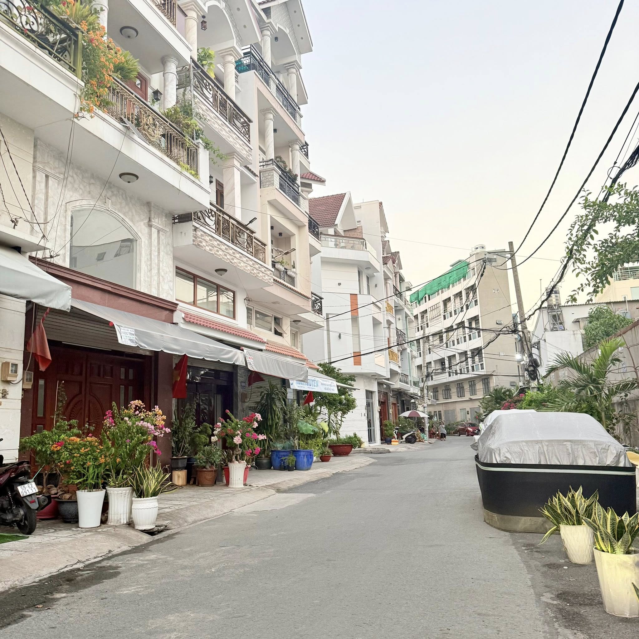 Tân Bình hàng xóm sân bay, xe hơi đỗ cửa, 65m2, 5 tầng, bê tông cốt thép, 8,8 tỷ