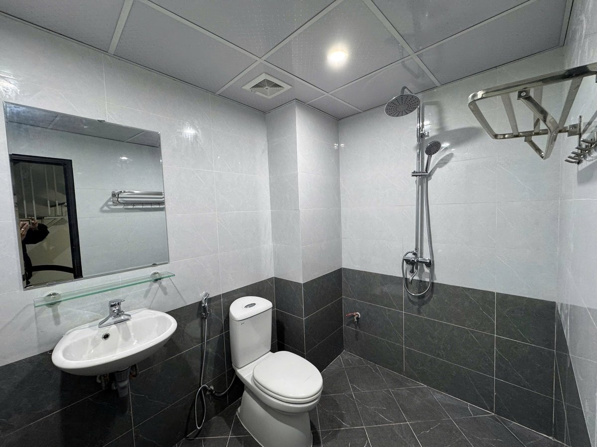 Nhà dân xây độc lập 5 tầng kiên cố, ngõ thông, ô tô đỗ cửa