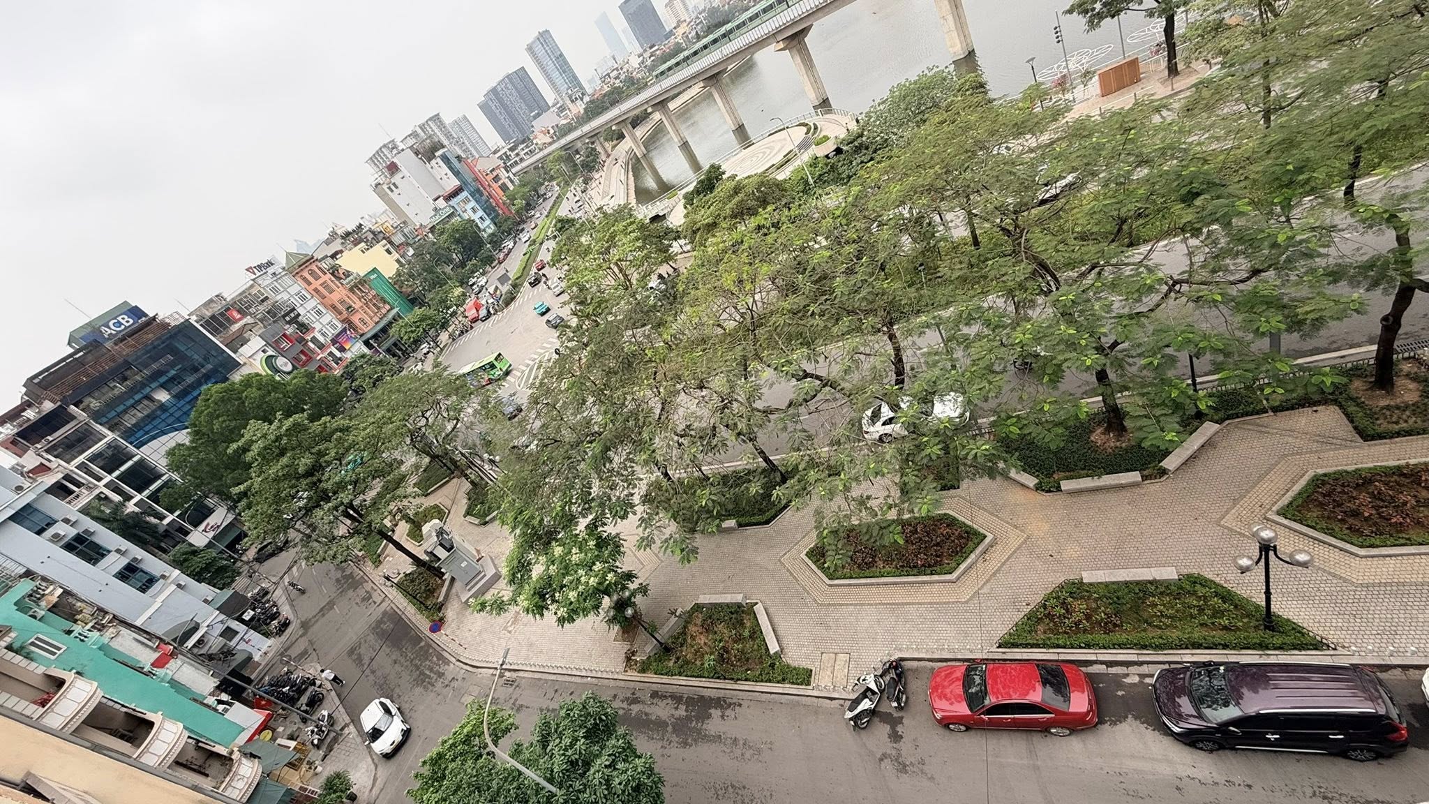 Bán tòa nhà mặt phố Hoàng Cầu, 6 tầng, thang máy, lô góc